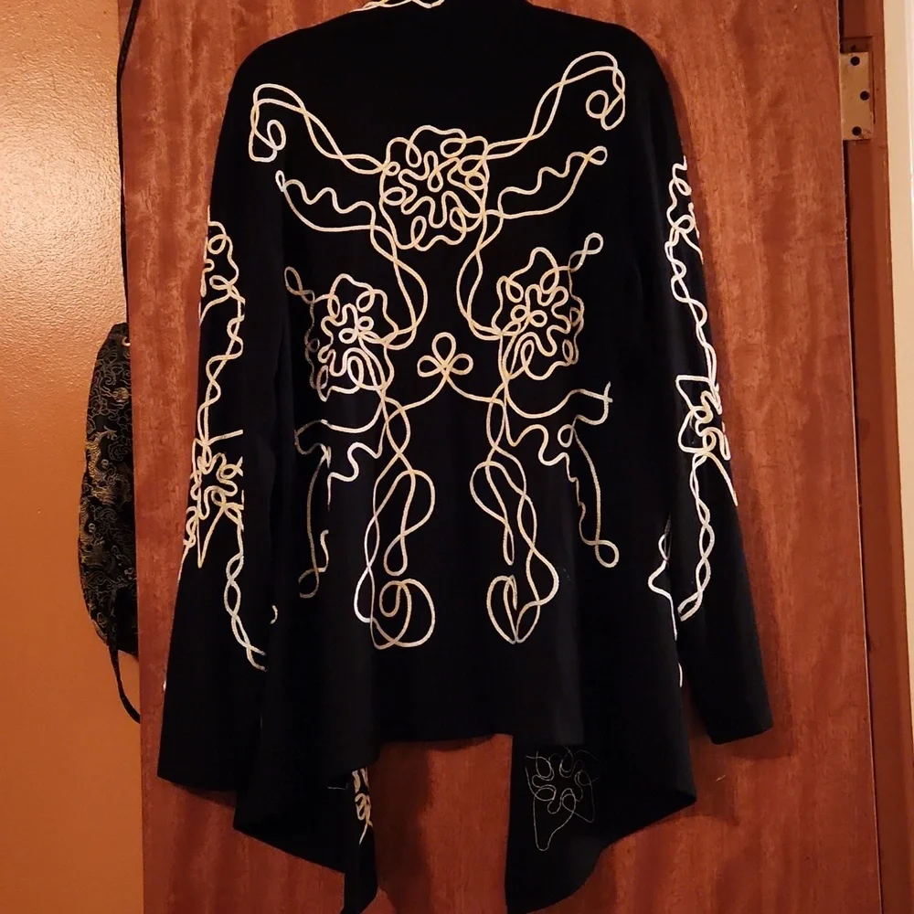 Elegant Black and White Floral Women's Cardigan - Picture 5 of 9